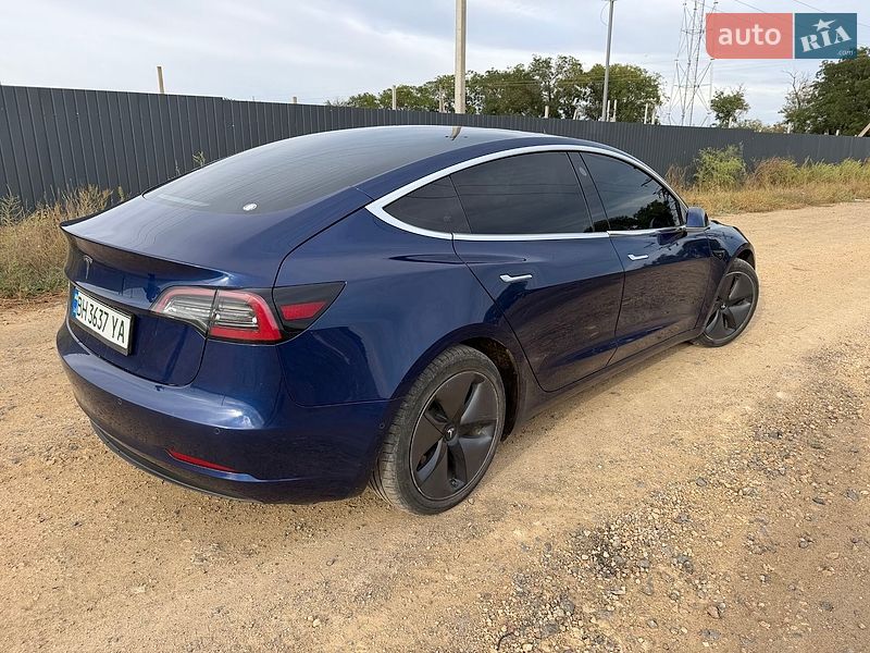 Седан Tesla Model 3 2018 в Авангарде