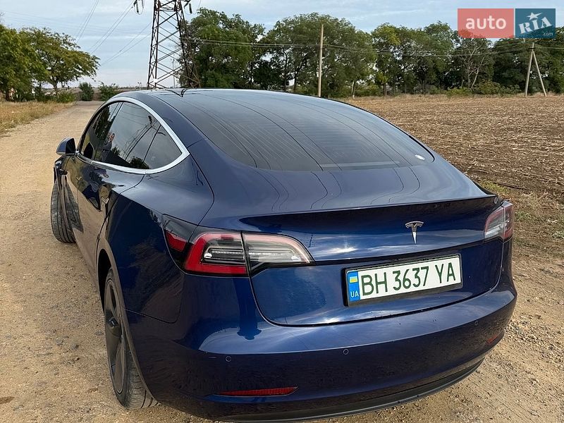 Седан Tesla Model 3 2018 в Авангарде