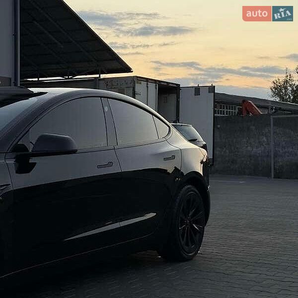 Седан Tesla Model 3 2021 в Львові