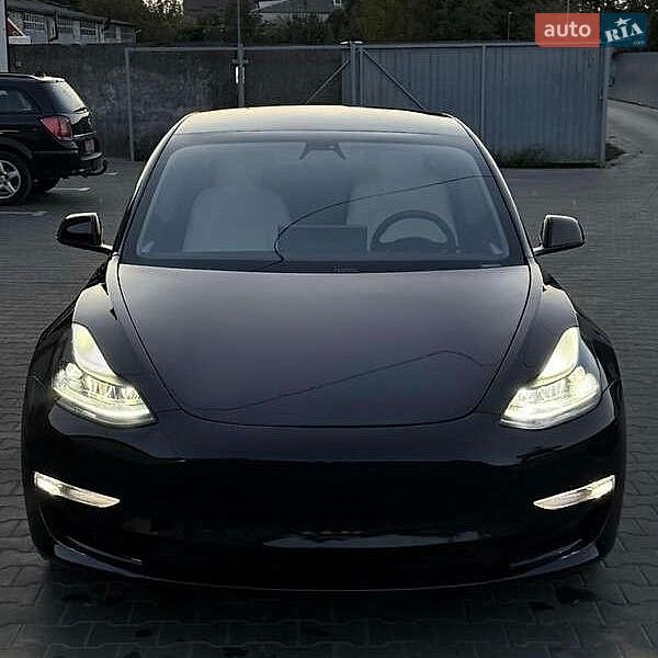 Седан Tesla Model 3 2021 в Львові