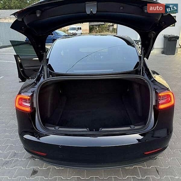 Седан Tesla Model 3 2021 в Львові