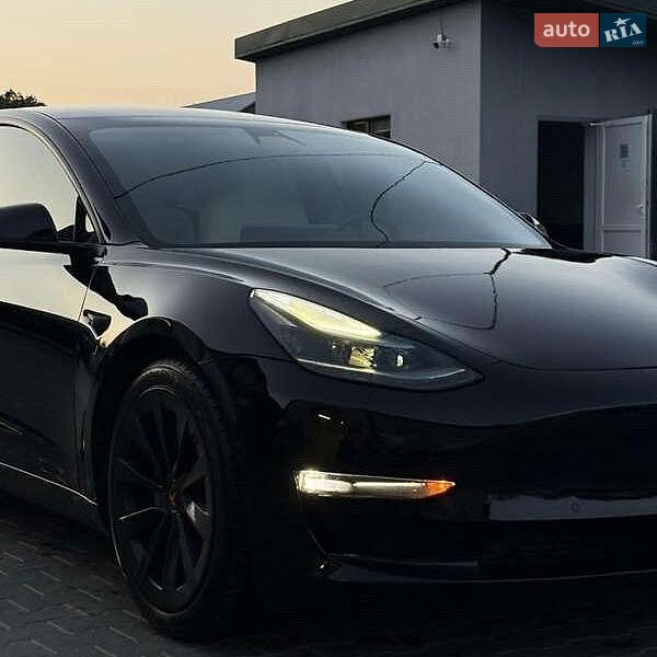 Седан Tesla Model 3 2021 в Львові