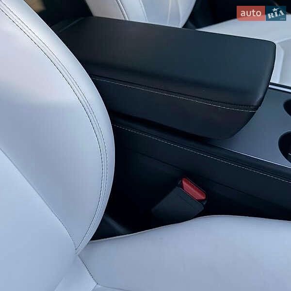 Седан Tesla Model 3 2021 в Львові