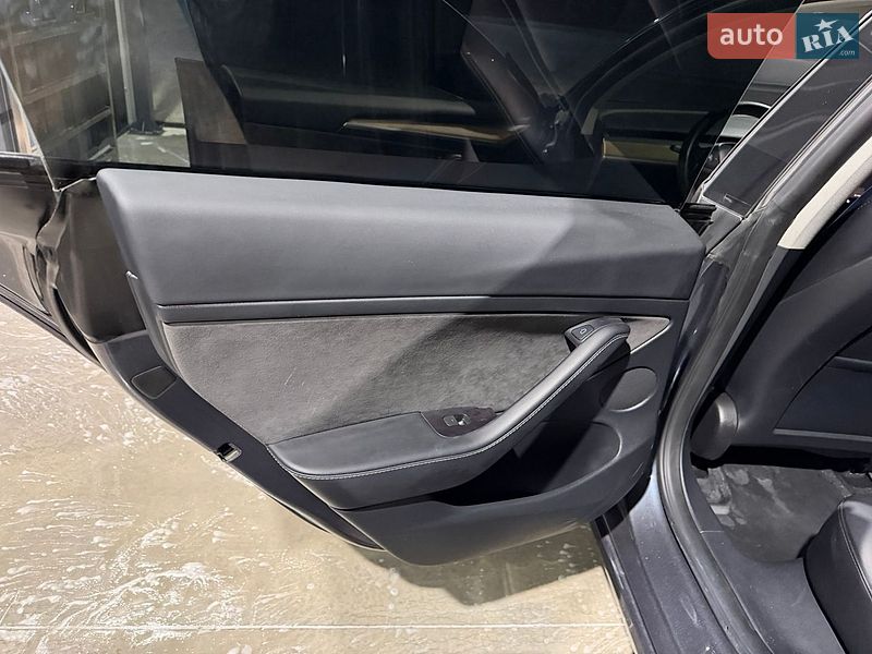 Седан Tesla Model 3 2023 в Львові