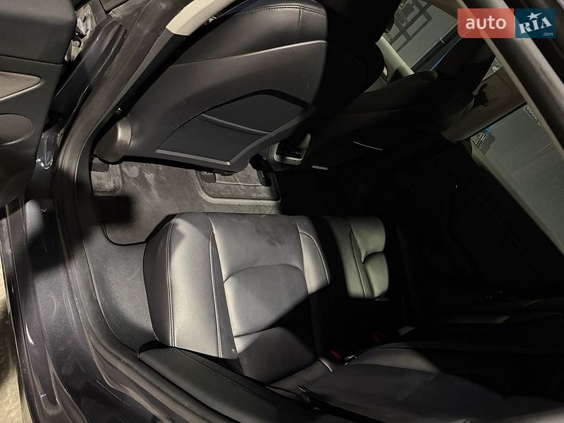 Седан Tesla Model 3 2023 в Львові