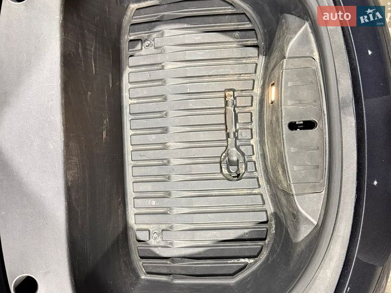Седан Tesla Model 3 2023 в Львові