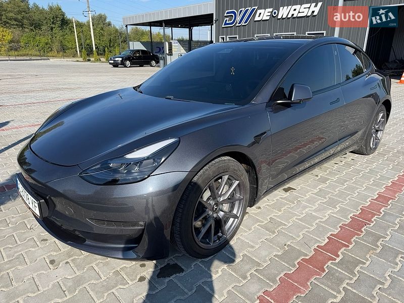 Седан Tesla Model 3 2023 в Львові