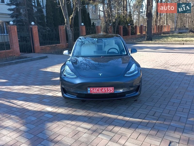 Седан Tesla Model 3 2020 в Львові