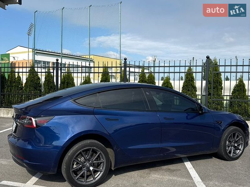 Седан Tesla Model 3 2023 в Києві