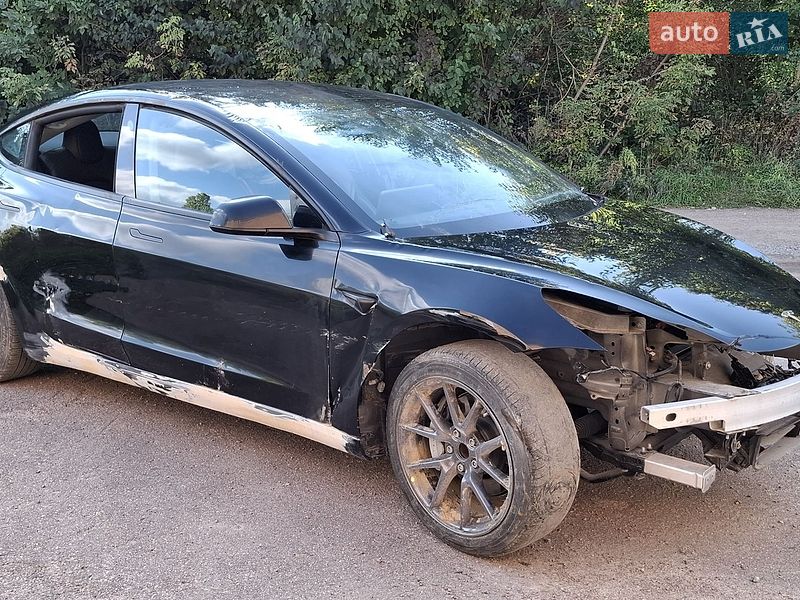 Tesla Model 3, фото з оголошення