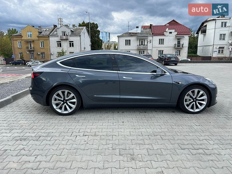 Седан Tesla Model 3 2019 в Львове