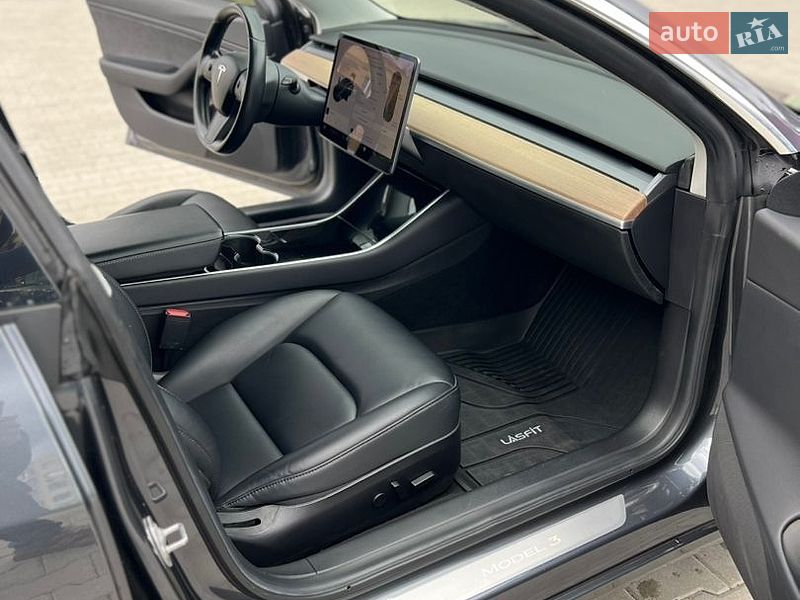 Седан Tesla Model 3 2019 в Львове