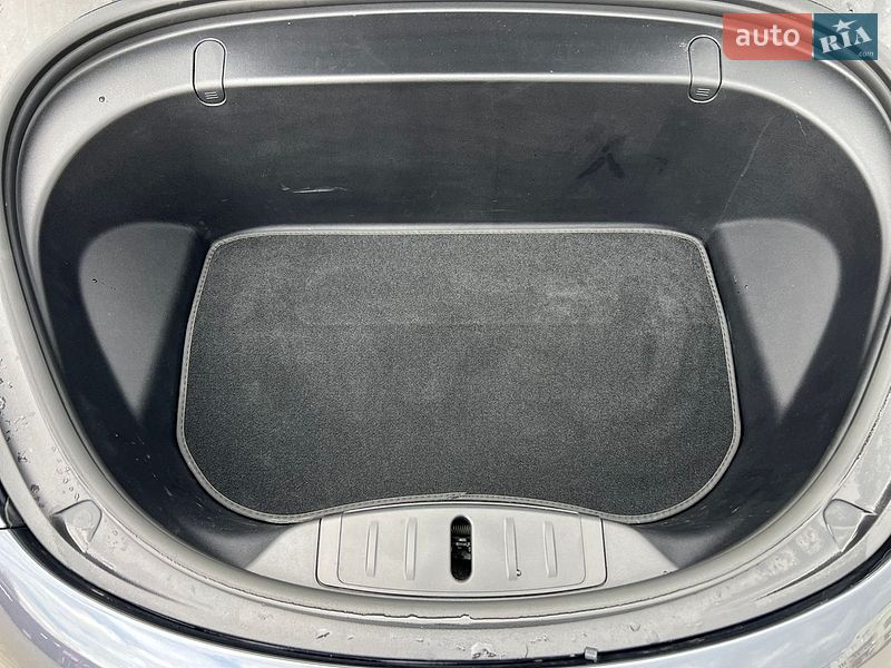 Седан Tesla Model 3 2019 в Львове