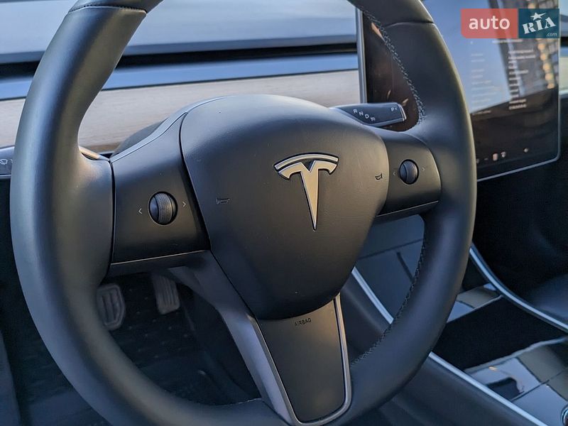 Седан Tesla Model 3 2020 в Києві