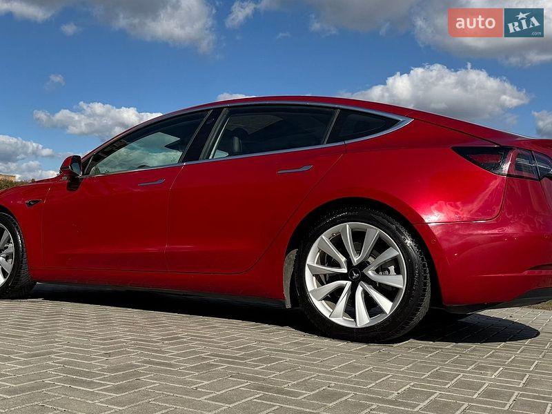 Седан Tesla Model 3 2018 в Ровно