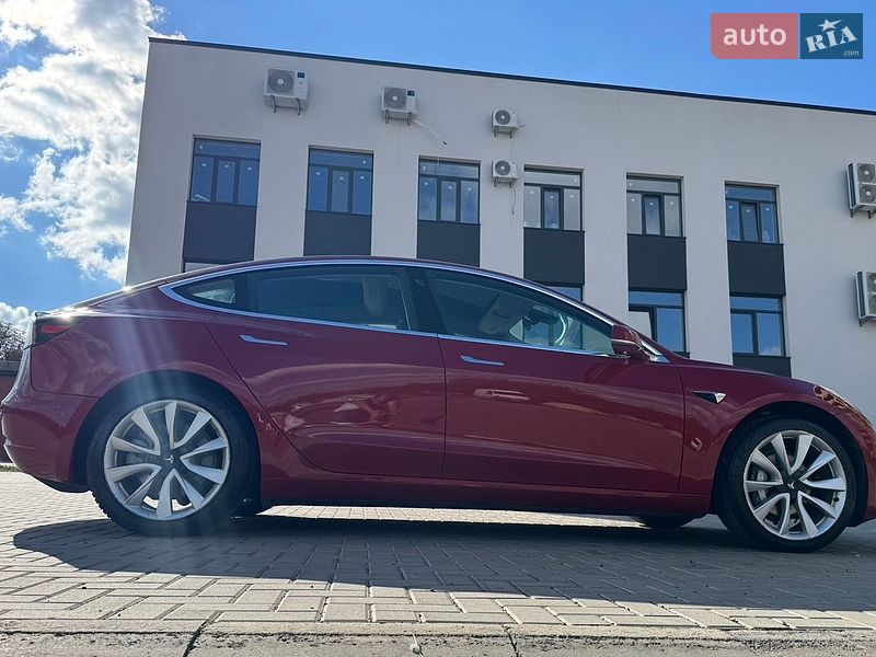 Седан Tesla Model 3 2018 в Ровно