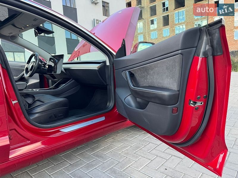 Седан Tesla Model 3 2018 в Ровно