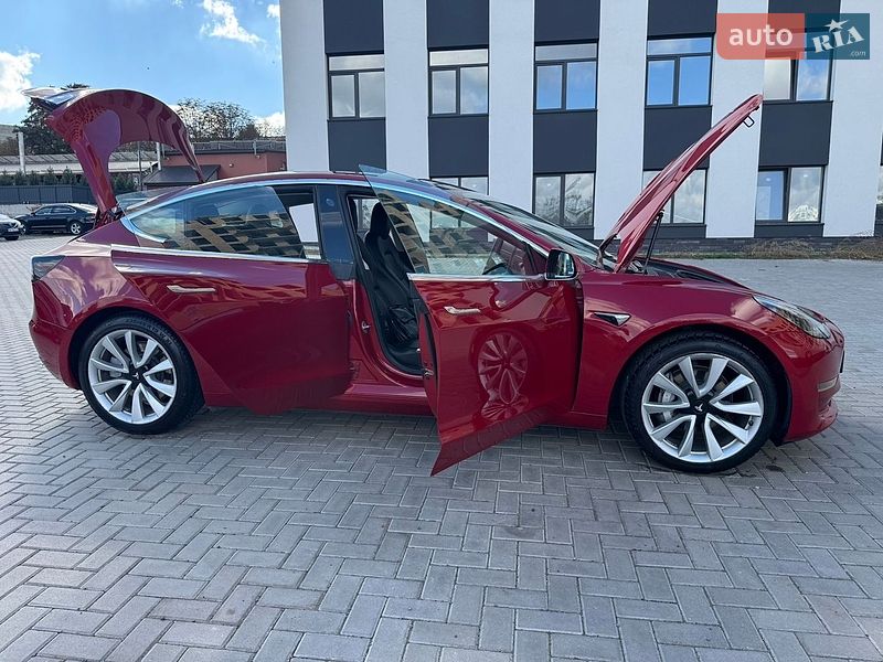 Седан Tesla Model 3 2018 в Ровно
