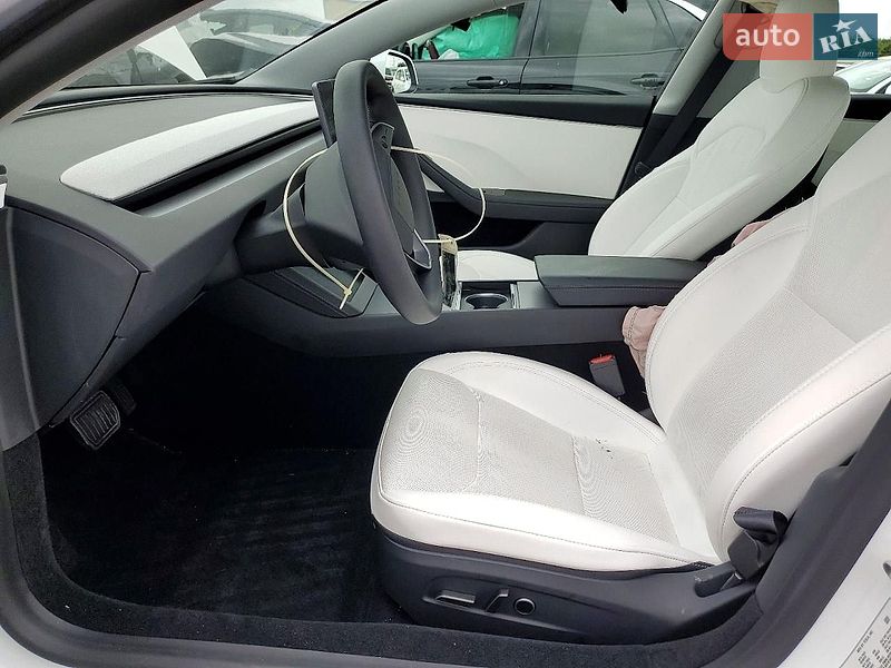 Седан Tesla Model 3 2024 в Львове