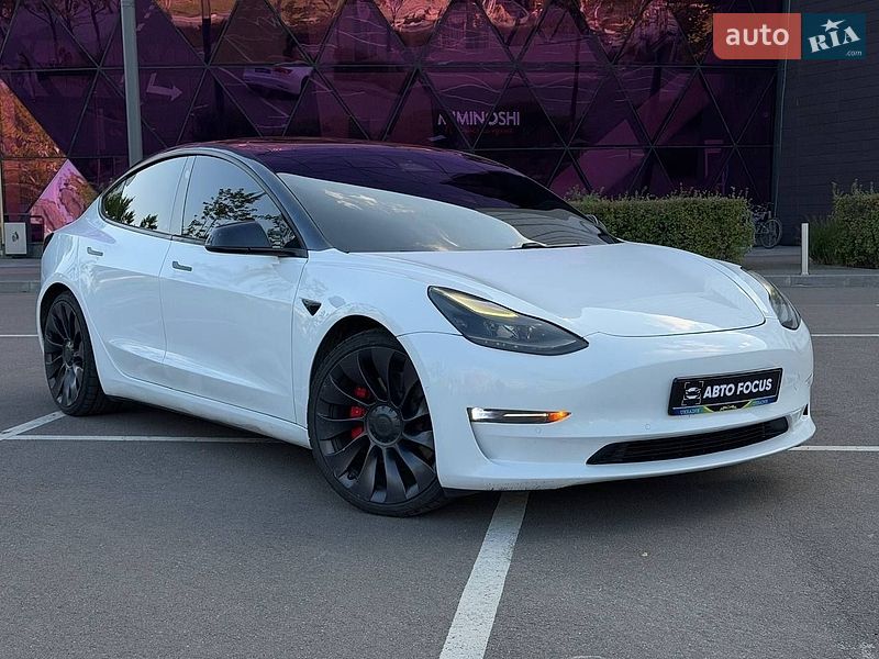 Tesla Model 3, фото з оголошення