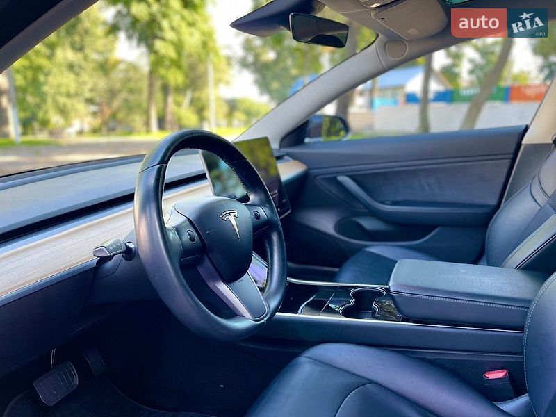 Седан Tesla Model 3 2018 в Кам'янському