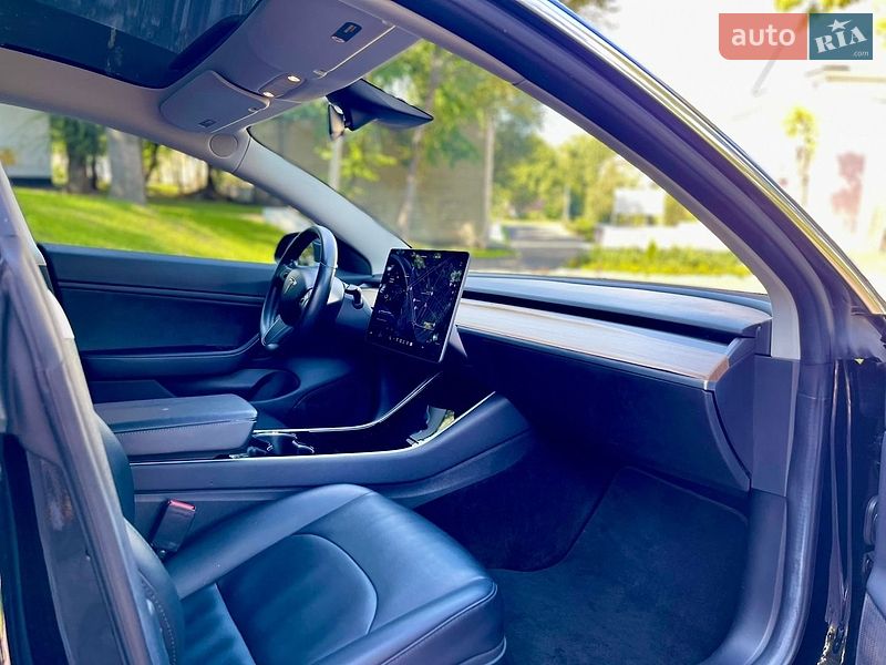 Седан Tesla Model 3 2018 в Кам'янському