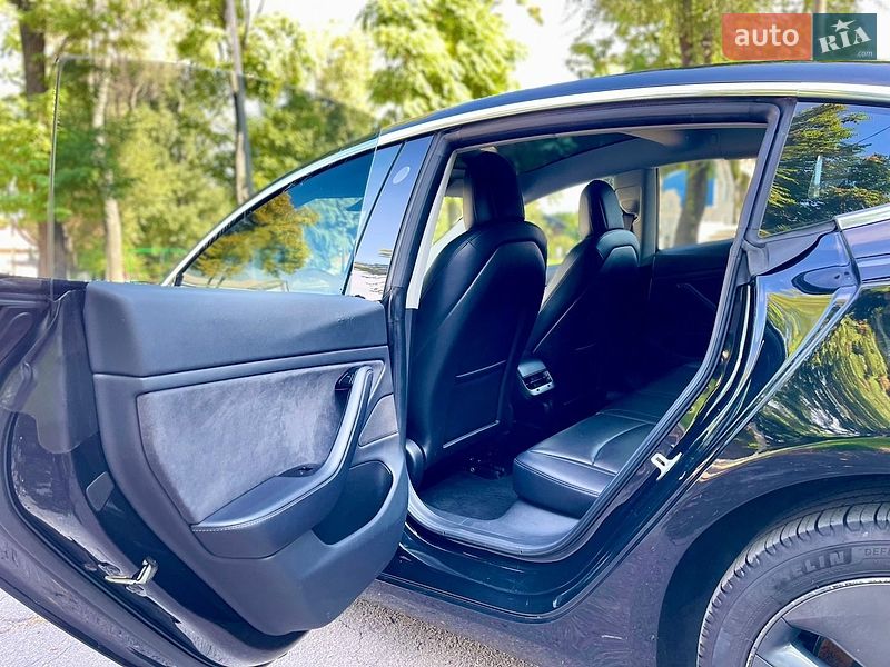 Седан Tesla Model 3 2018 в Кам'янському