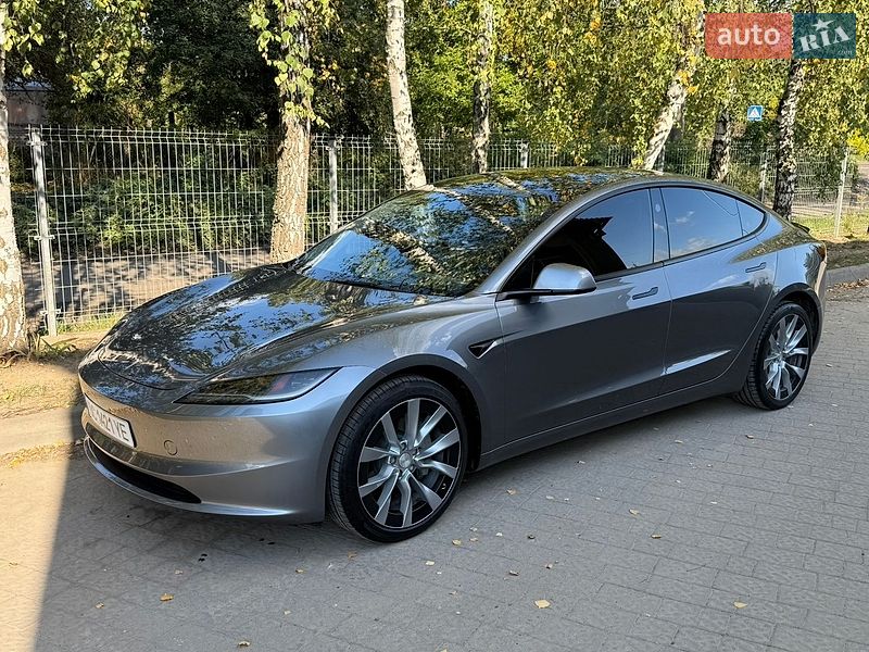 Tesla Model 3, photos from the listing