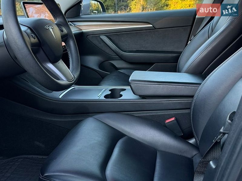 Седан Tesla Model 3 2022 в Самборі