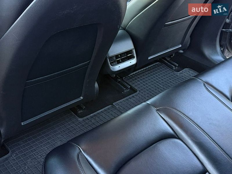 Седан Tesla Model 3 2022 в Самборі