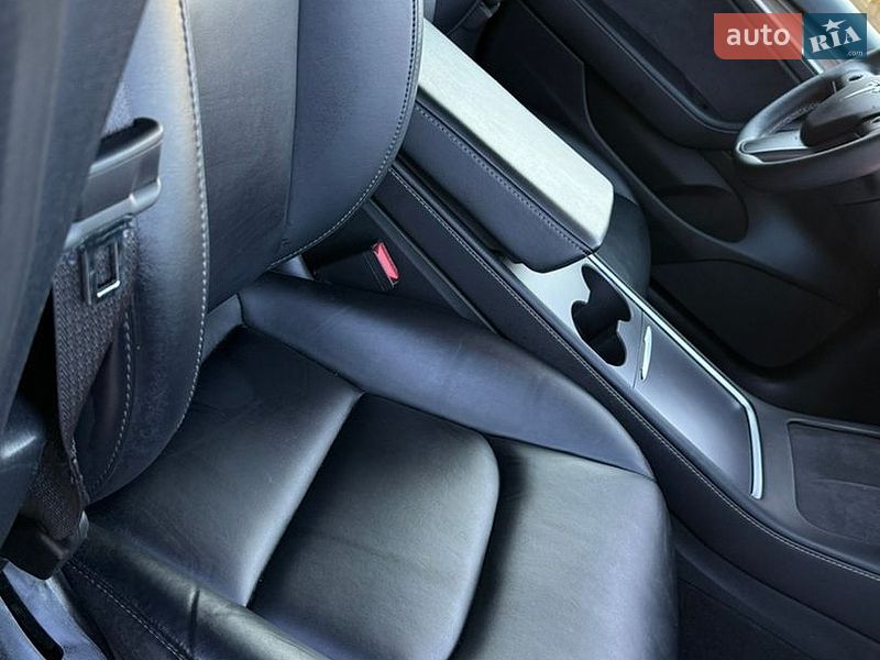 Седан Tesla Model 3 2022 в Самборі