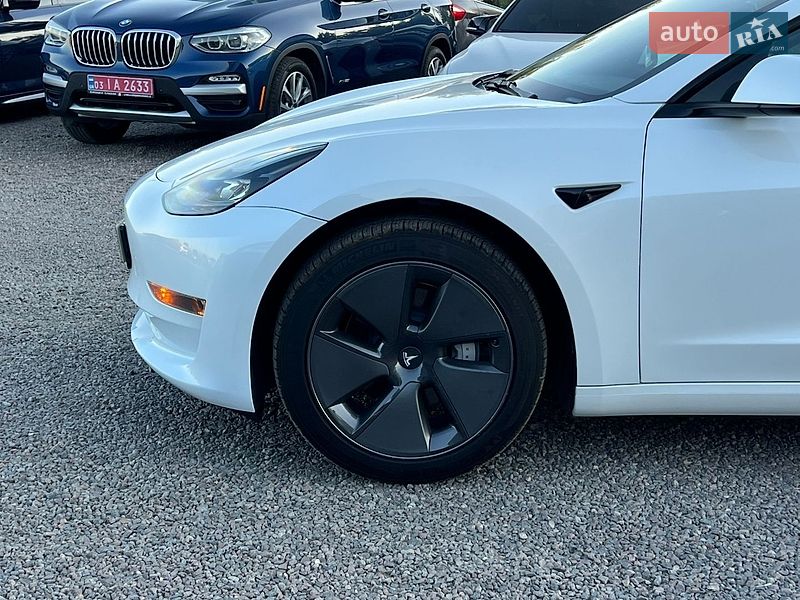 Седан Tesla Model 3 2023 в Рівному