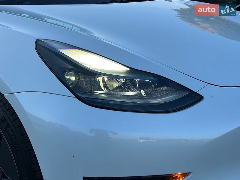 Седан Tesla Model 3 2023 в Рівному