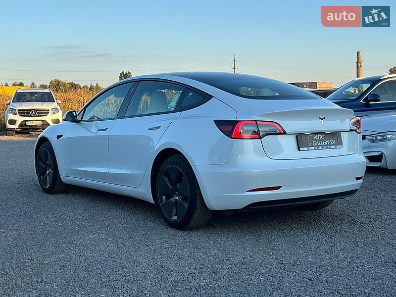 Седан Tesla Model 3 2023 в Рівному