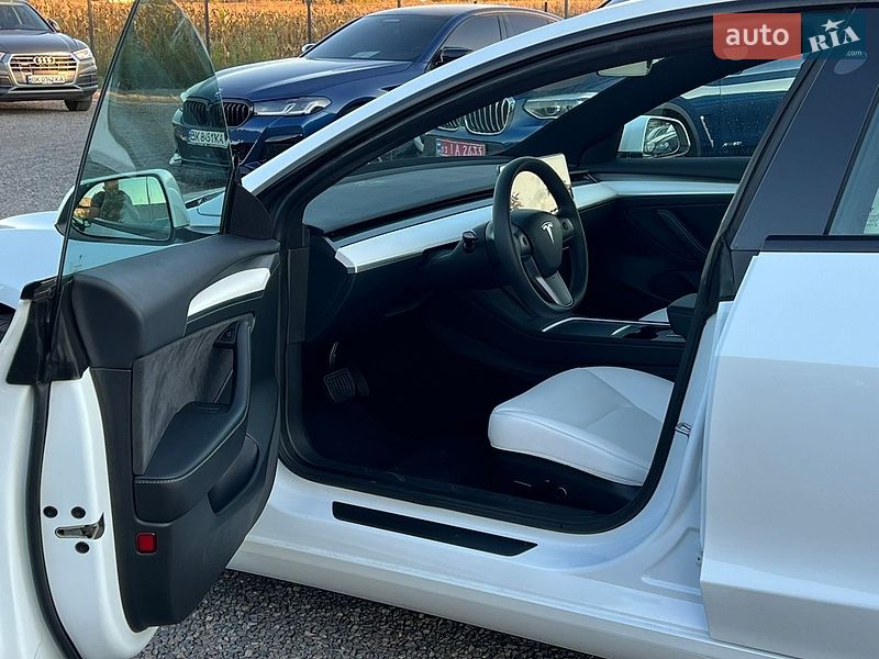 Седан Tesla Model 3 2023 в Рівному