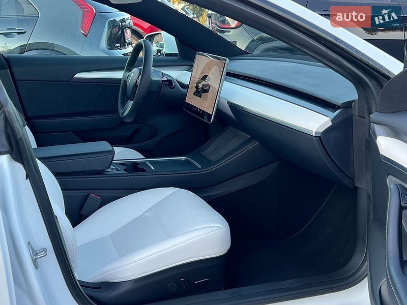 Седан Tesla Model 3 2023 в Рівному