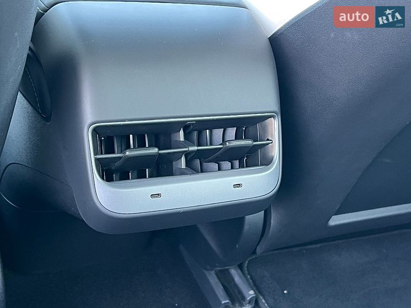 Седан Tesla Model 3 2023 в Рівному