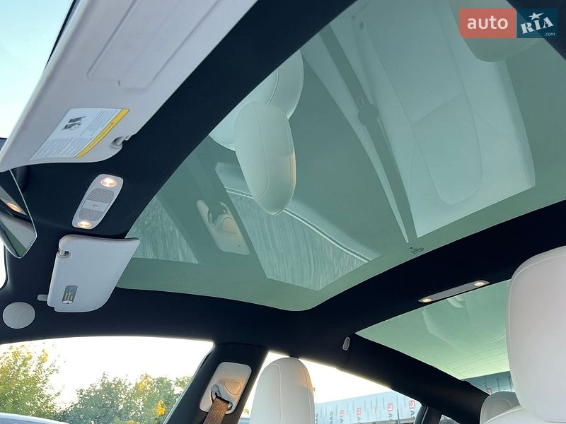 Седан Tesla Model 3 2023 в Рівному