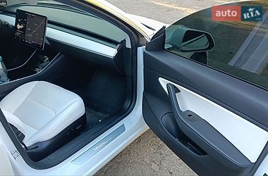 Седан Tesla Model 3 2019 в Львове