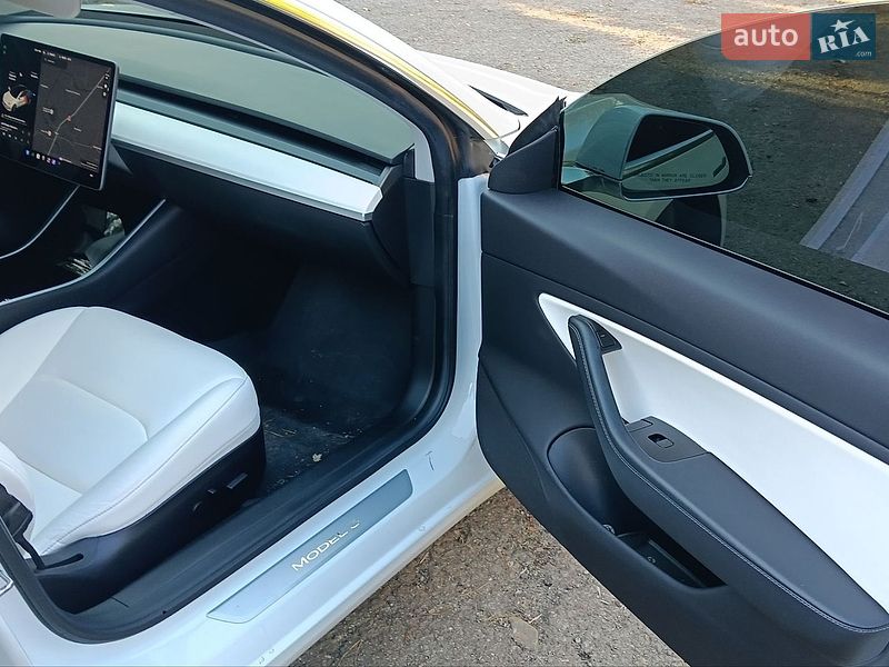 Седан Tesla Model 3 2019 в Львове