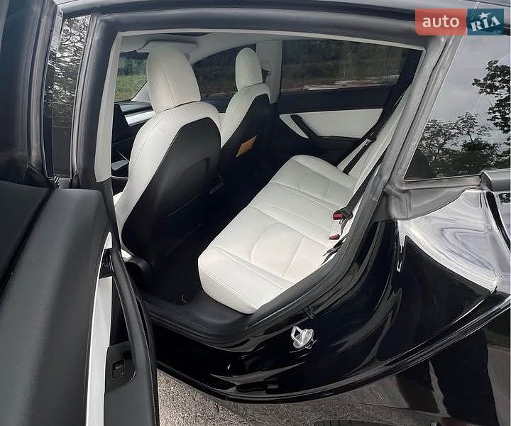 Седан Tesla Model 3 2020 в Львове