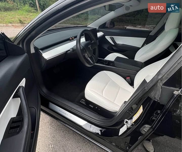 Седан Tesla Model 3 2020 в Львове