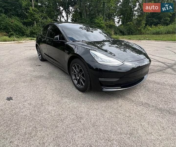 Седан Tesla Model 3 2020 в Львове