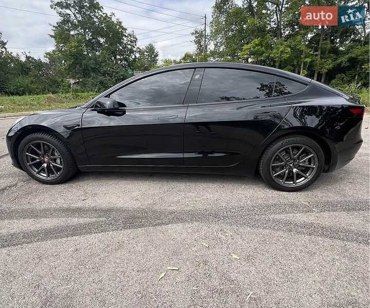 Седан Tesla Model 3 2020 в Львове