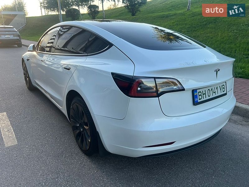 Седан Tesla Model 3 2022 в Киеве