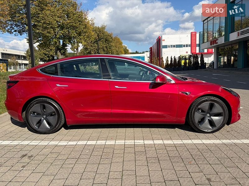 Седан Tesla Model 3 2018 в Львове
