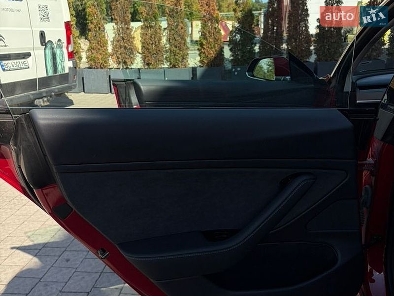 Седан Tesla Model 3 2018 в Львове