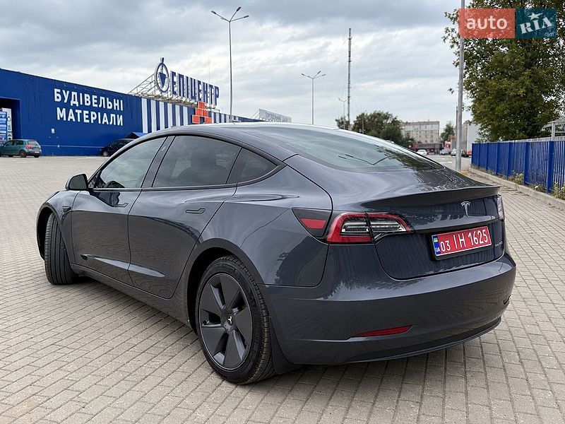 Седан Tesla Model 3 2022 в Краснограді