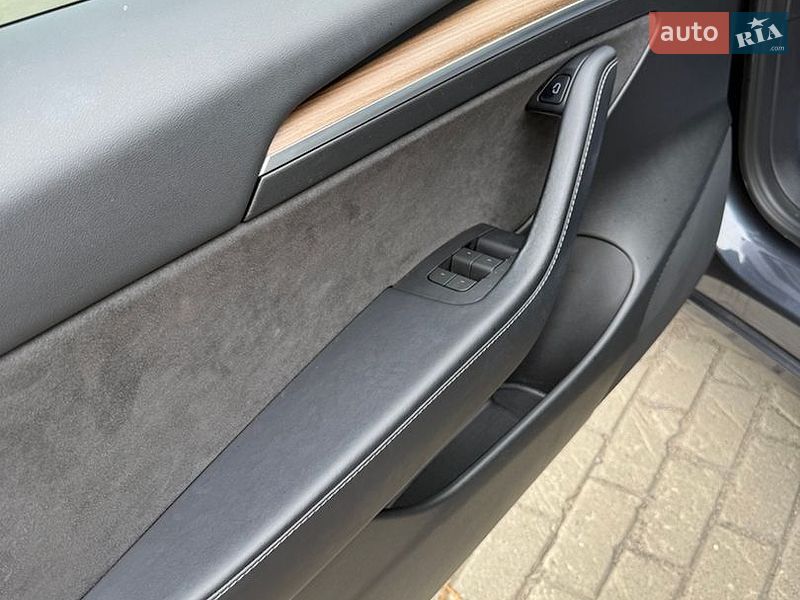 Седан Tesla Model 3 2022 в Краснограді