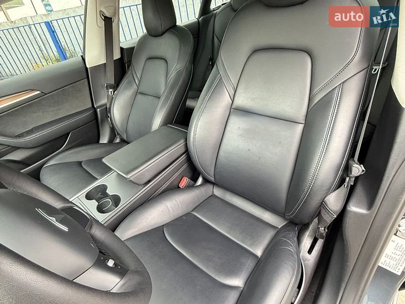 Седан Tesla Model 3 2022 в Краснограді